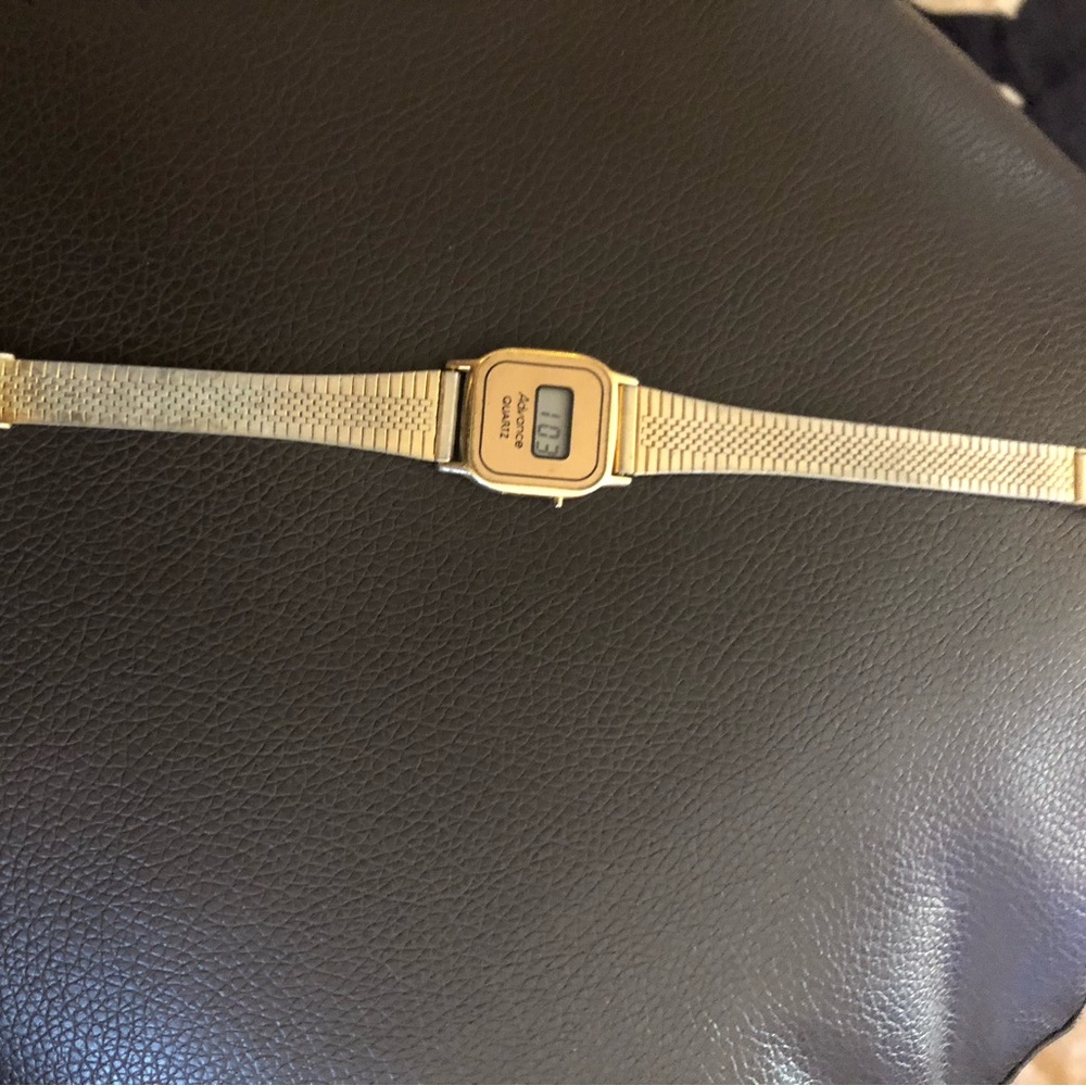 Advance watch good working condition